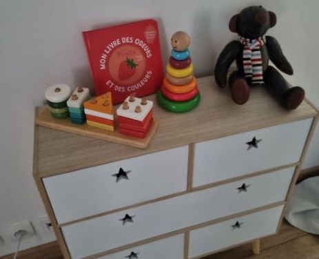 Jouets sur la commode