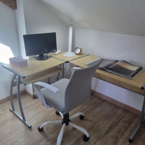 Bureau, fauteuil et écran PC